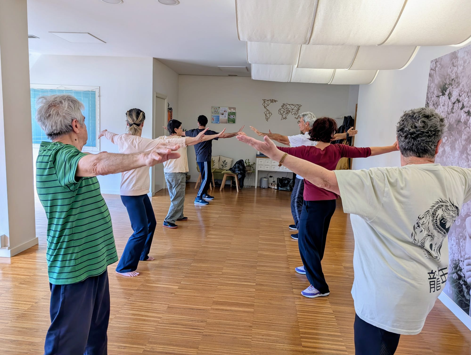 Clase grupal de personas realizando movimiento consciente
