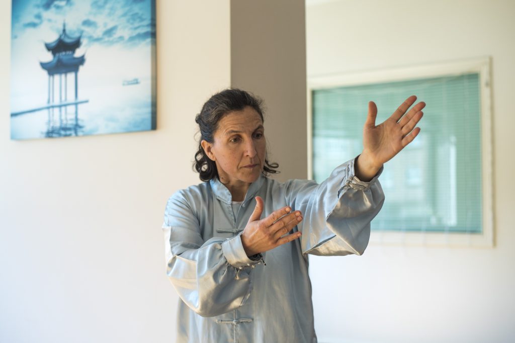 Monitora de Taichi y Qigong impartiendo clase