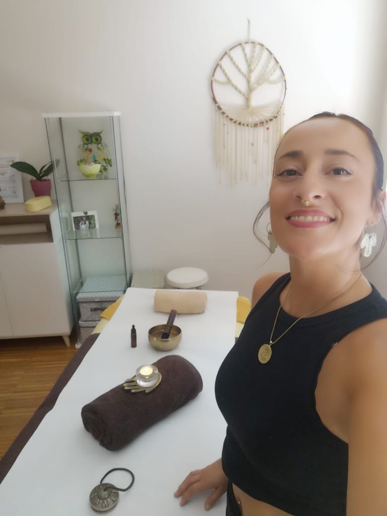 Naza masajista y arteterapeuta en el despacho de Centro Raíces