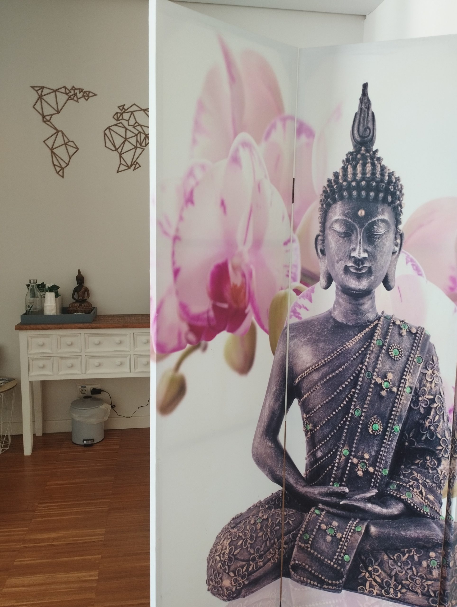 Biombo buda y consola entrada con mapa mundi