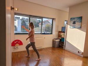 Practicante concentrada en su movimiento personal