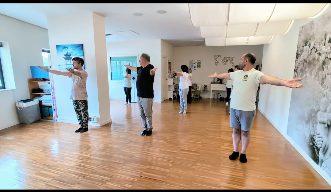 Clase grupal de Taichi y Qigong en Centro Raíces (Vigo)